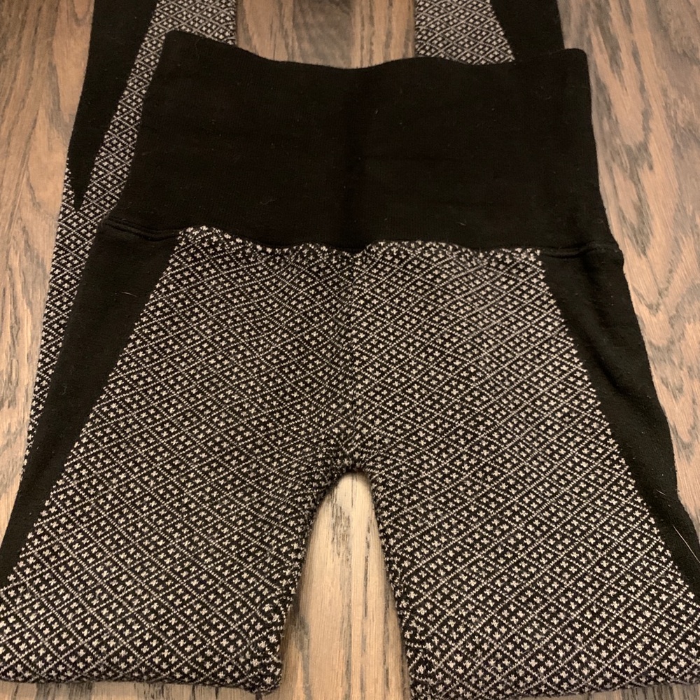 Black and grey patterned leggings